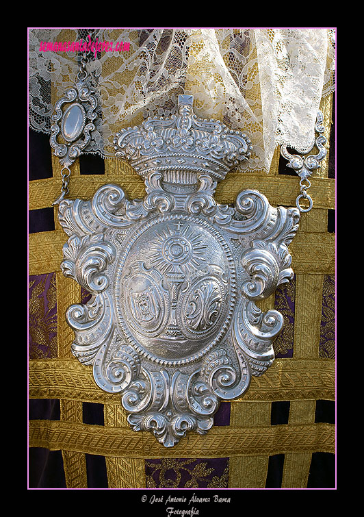 Medallón del Pertiguero del Cuerpo de Acólitos del Paso de Misterio de la Hermandad de la Candelaria