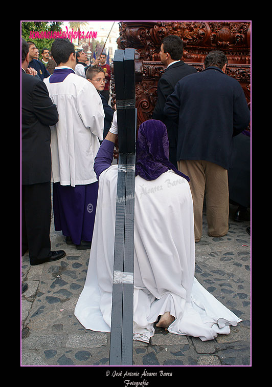 Penitente con cruz de la Hermandad de la Candelaria