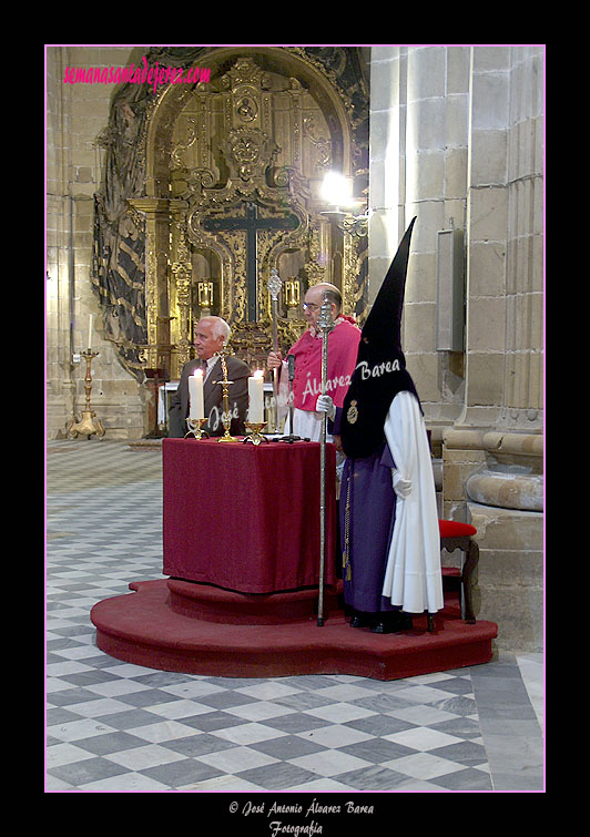 Nazareno de la Hermandad de la Candelaria en el palquillo de la Santa Iglesia Catedral