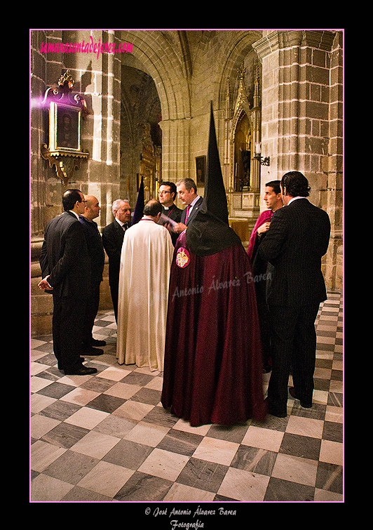 Reunión en la Santa Iglesia Catedral para decidir el regreso a los templos de las Hermandades de la Candelaria y del Cristo de la Viga (Lunes Santo, 2 de abril de 2012)