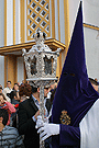 Nazareno con farol que acompañan a la Cruz de Guía de la Hermandad de la Candelaria