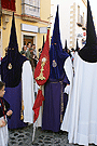 Nazareno portando el Estandarte Sacramental de la Hermandad de la Candelaria