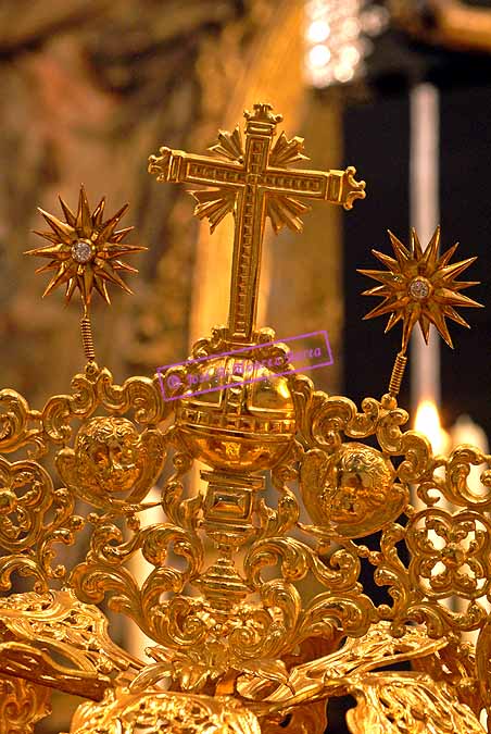 Cruz que remata la Corona de camarin de Nuestra Señora del Socorro