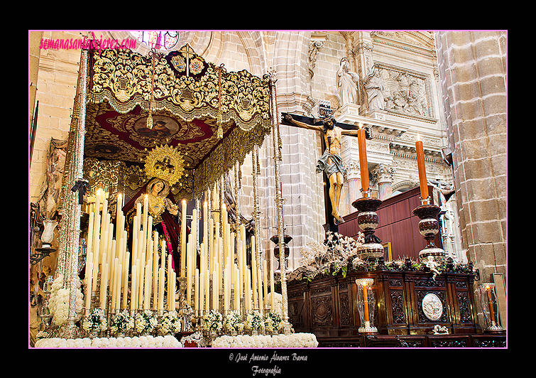 El Paso del Santísimo Cristo de la Viga y el Paso de palio de Nuestra Señora del Socorro preparados en la mañana del Lunes Santo 2012