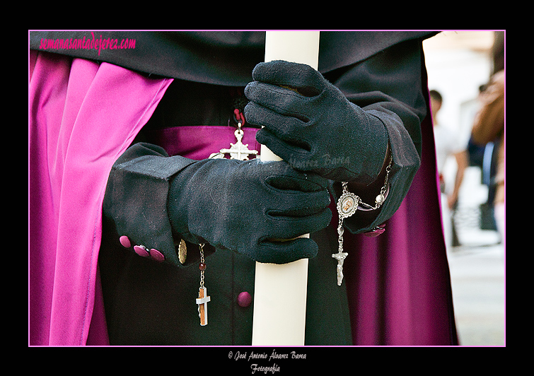 Cirios blancos en el cortejo del Paso de palio de la Hermandad del Cristo de la Viga