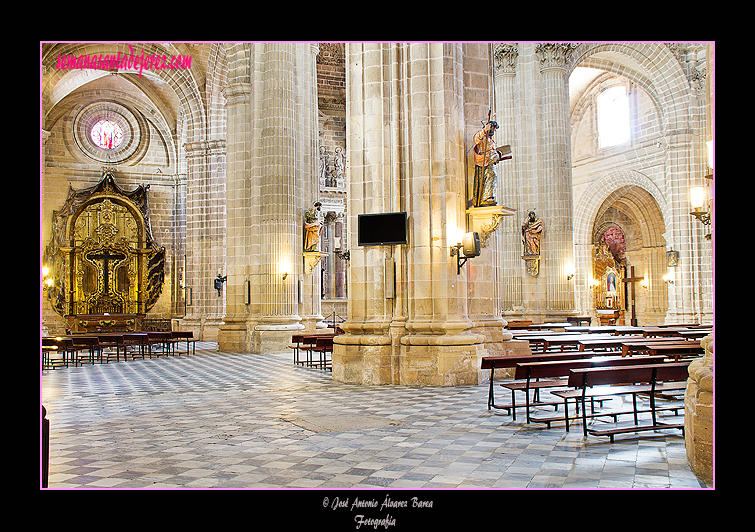 Vista de la nave del evangelio desde el tramo del Retablo de San Juan Nepomuceno (Santa Iglesia Catedral)