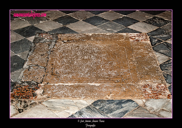 Lápida de la cripta funeraria en el tramo del Retablo de San Pedro (Santa Iglesia Catedral)