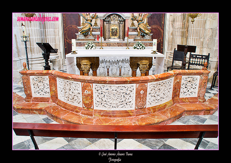 Comulgatorio de jaspe y mesa del templete neomedieval (Capilla del Sagrario - Santa Iglesia Catedral)