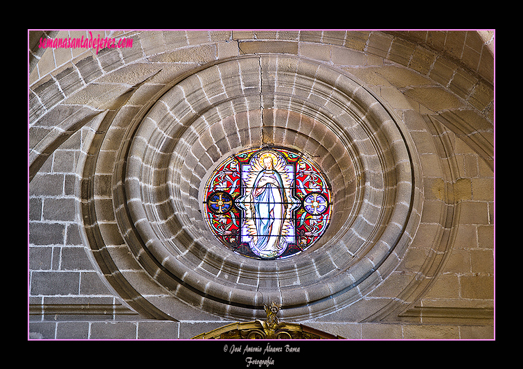 Vidriera en la parte superior del retablo de la Inmaculada del Voto, hoy de San Juan Grande (Santa Iglesia Catedral)