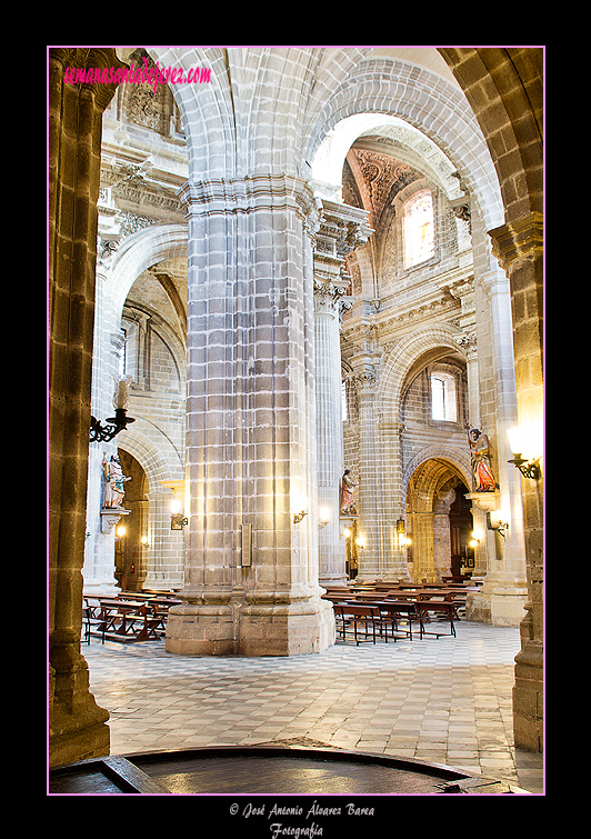 Vista de la nave central desde el tramo del Retablo de la Flagelación (Santa Iglesia Catedral)