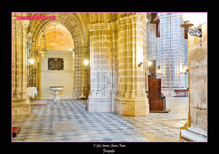 Vista del tramo del Retablo de la Flagelación y de la nave de la Epístola desde el tramo del Retablo de San Caralampio (Santa Iglesia Catedral)