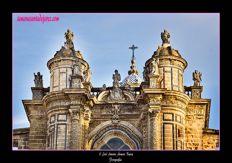 Ático de la fachada principal de la Santa Iglesia Catedral