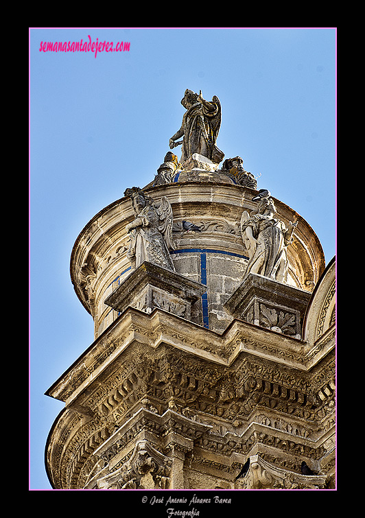 Ángeles y arcángeles (ático de la fachada principal de la Santa Iglesia Catedral)