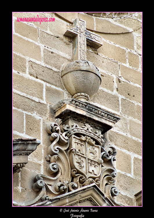 Escudo del Cabildo Colegial (Portada de la Visitación de la Santa Iglesia Catedral)