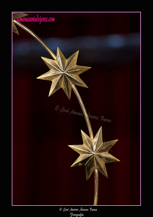 Estrellas de la aureola de salida de oro de Nuestra Señora de Amor y Sacrificio