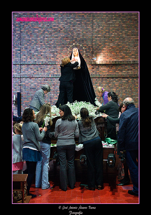 Hermanas y niños preparando en la mañana del Lunes Santo el Paso de Nuestra Señora de Amor y Sacrificio