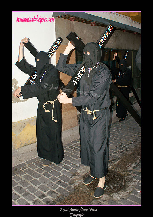 Penitentes con cruces de la Hermandad de Nuestra Señora de Amor y Sacrificio