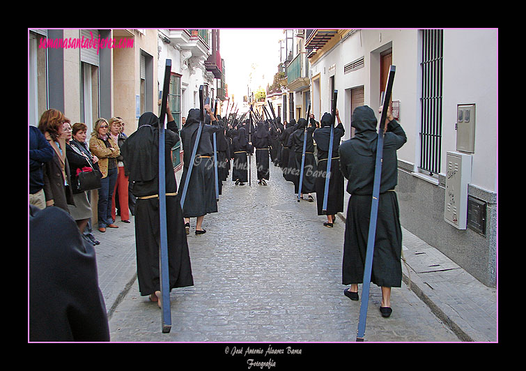 Penitentes con cruces de la Hermandad de Nuestra Señora de Amor y Sacrificio