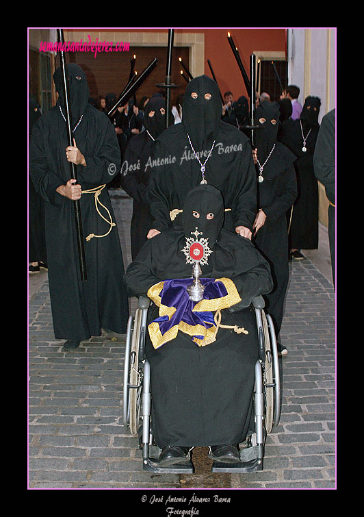 Nazareno portando la Reliquia del Cardenal Marcelo Spínola de la Hermandad de Nuestra Señora de Amor y Sacrificio