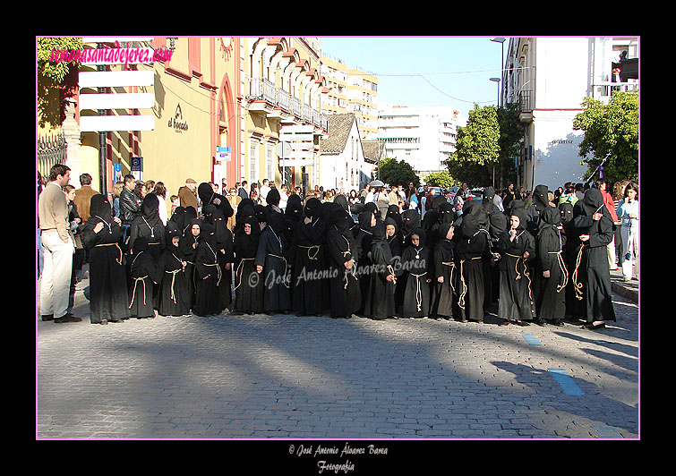 Grupo de pequeños nazarenos de la Hermandad de Nuestra Señora de Amor y Sacrificio