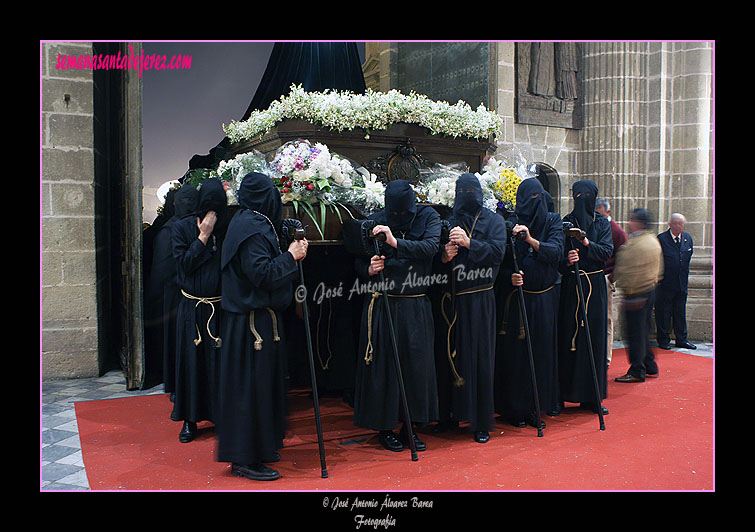 Cargadores del Paso de Nuestra Señora de Amor y Sacrificio