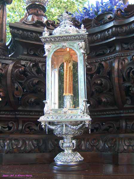 Farol en plata de ley en la canastilla del Paso del Santísimo Cristo de la Defensión