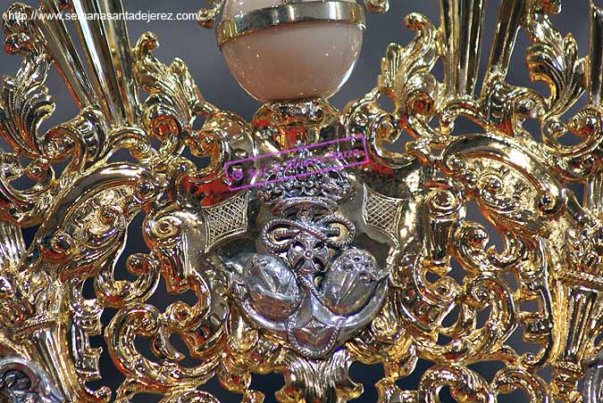 Escudo de la Hermandad en la corona de María Santísima de la O