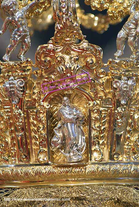 Inmaculada en el frontal del canasto de la corona de salida de María Santísima de la O