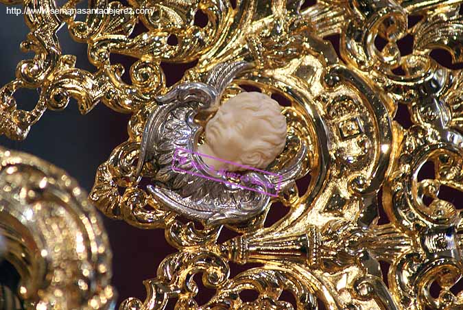 Cabecitas de angelitos en marfil en la corona de salida de María Santísima de la O