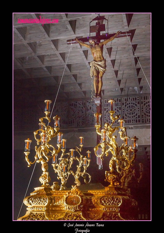 Solemne traslado del Santísimo Cristo de la Defensión al paso del Santo Crucifijo de la Salud a cargo de hermanos de la Cofradia de San Miguel para el Vía Crucis de la Unión de Hermandades (9 de febrero de 2013)