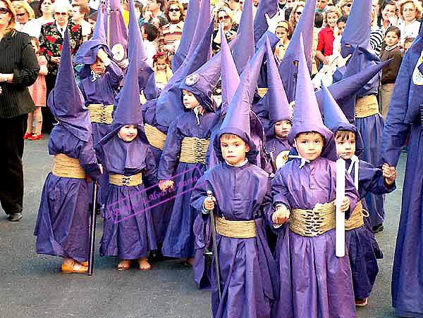 Nazarenos pequeños de la Hermandad del Cristo de la Defensión