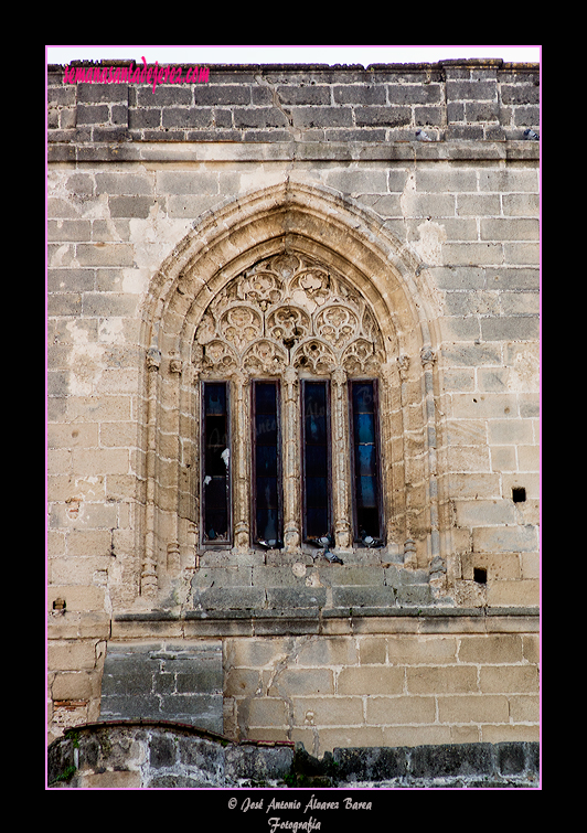 Ventana gótica en el muro del Evangelio de la Iglesia Parroquial de San Mateo