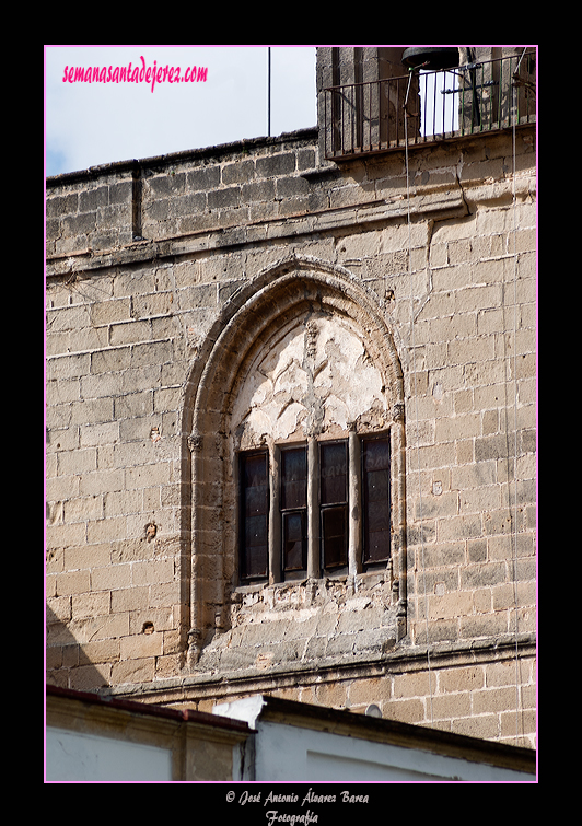 Ventana gótica en el muro de la Epistola de la Iglesia Parroquial de San Mateo