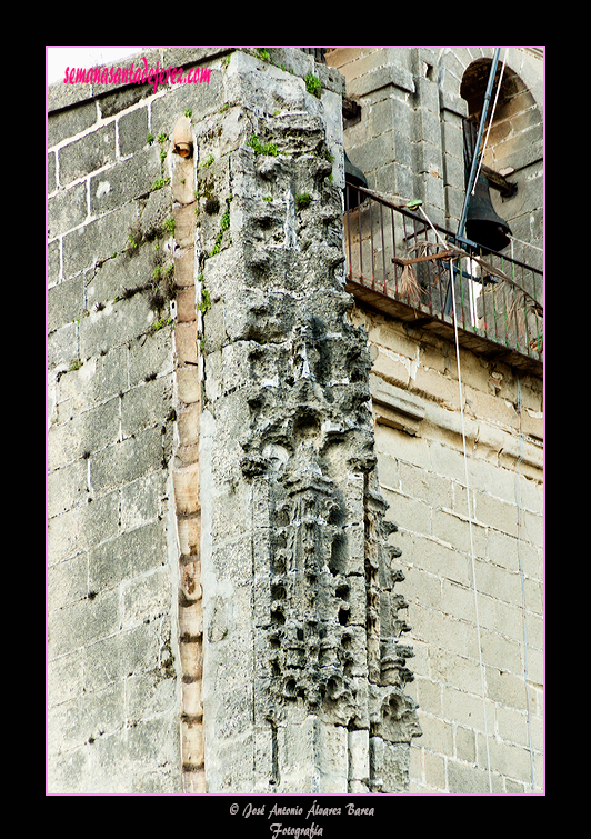 Pináculos góticos en un arbotante en el lado de la Epistola de la Iglesia Parroquial de San Mateo