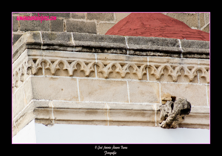 Crestería gótica en el exterior de la capilla de Villacreces en el lado de la Epistola de la Iglesia Parroquial de San Mateo