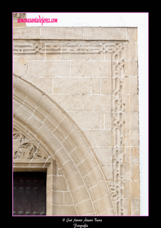 Enjuta de la portada de la Epístola de la Iglesia Parroquial de San Mateo