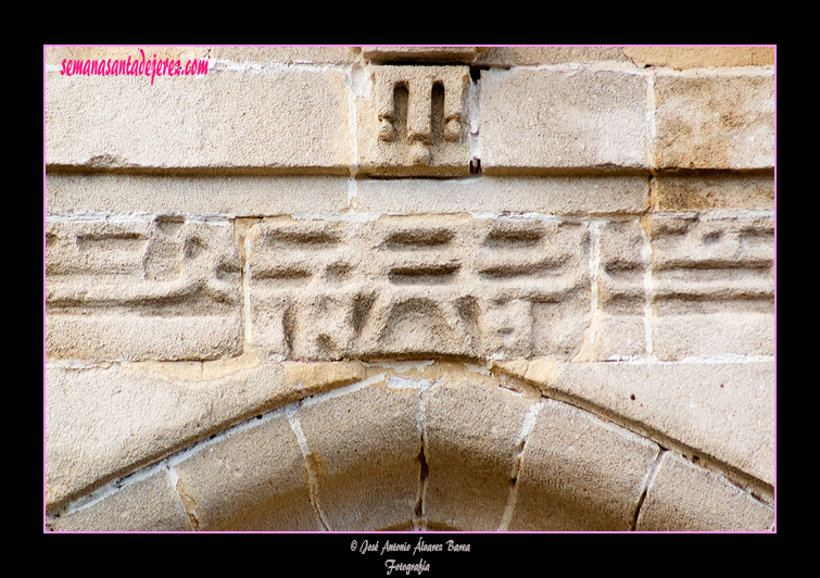 Detalle del alfiz de la portada de la Epístola de la Iglesia Parroquial de San Mateo