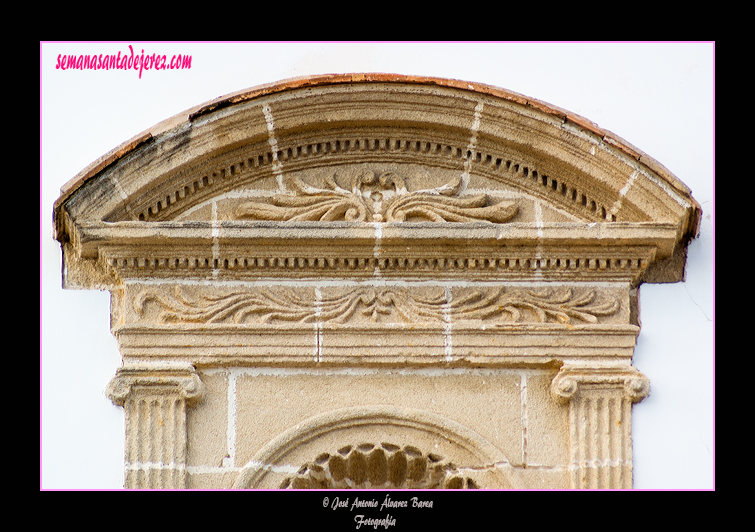 Frontón de la hornacina barroca de la portada de la Epístola de la Iglesia Parroquial de San Mateo