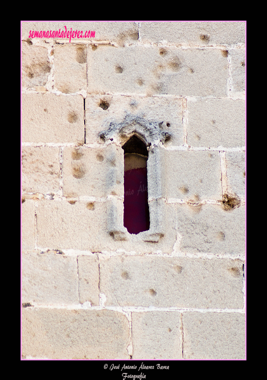 Ventana superior de la torre de las escaleras a las cubiertas de la cabecera de la Iglesia Parroquial de San Mateo