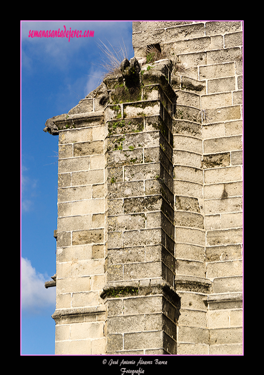 Contrafuertes rectos pero apoyados en un estribo semicircular en los extremo de la fachada principal de la Iglesia Parroquial de San Mateo