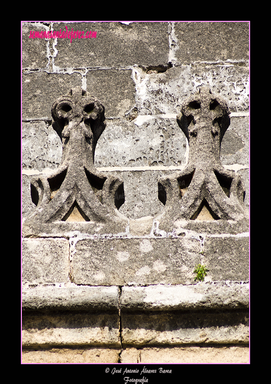 Decoración de la crestería horizontal que remata la portada principal de la Iglesia parroquial de San Mateo