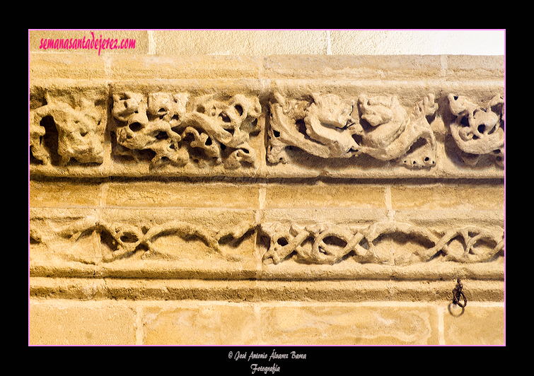 Decoración en torno al presbiterio de la Iglesia Parroquial de San Mateo