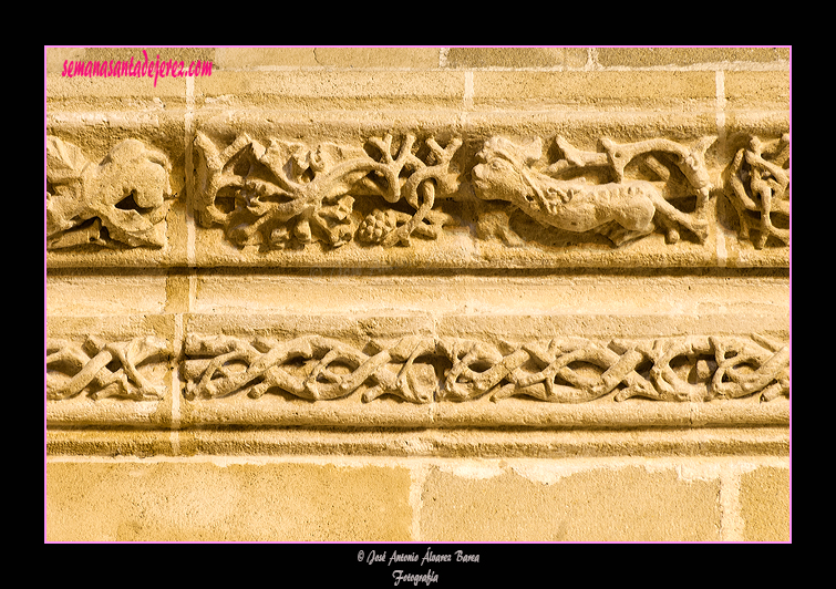 Decoración en torno al presbiterio de la Iglesia Parroquial de San Mateo