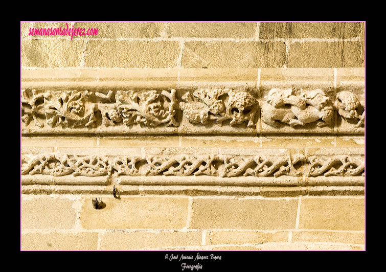 Decoración en torno al presbiterio de la Iglesia Parroquial de San Mateo