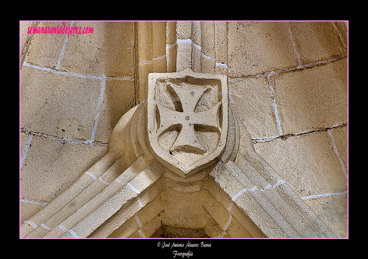 Uno de los escudos de órdenes militares en las claves de la bóveda estrellada del Sagrario (Iglesia de San Juan de los Caballeros)