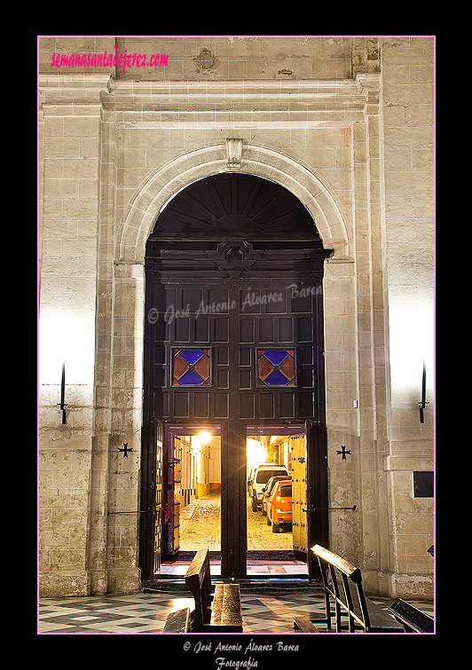 Puerta interior del zaguán de la portada de la calle San Juan (Iglesia de San Juan de los Caballeros)