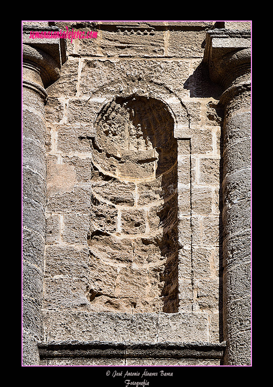 Nicho avenerado de la portada principal de la Iglesia de San Juan de los Caballeros 