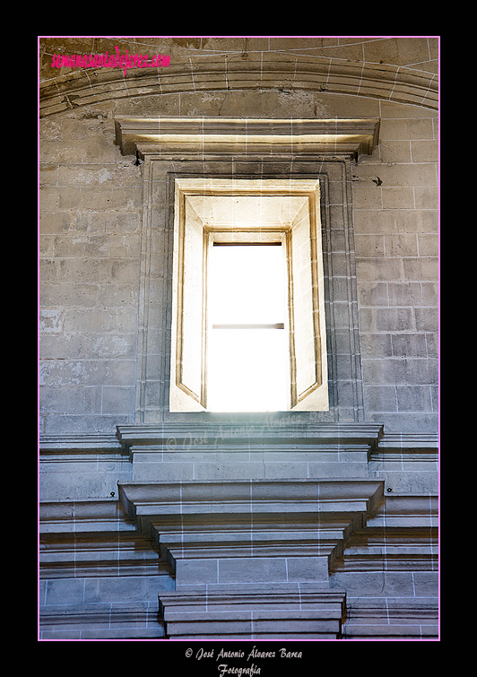 Ventana en el último tramo de nave (Iglesia de San Juan de los Caballeros)