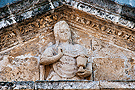 Busto de San Juan en el tímpano de la portada del evangelio de la Iglesia de San Juan de los Caballeros