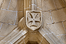 Uno de los escudos de órdenes militares en la bóveda estrellada del Sagrario (Iglesia de San Juan de los Caballeros)